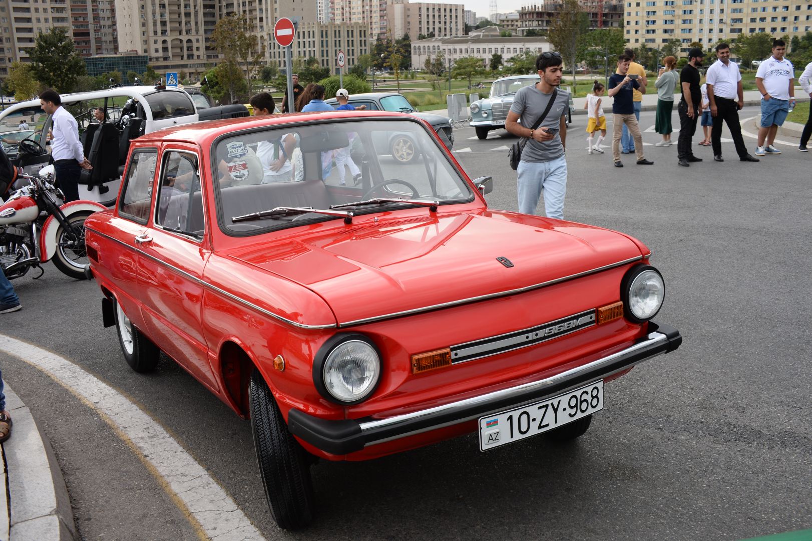 Перед Центром Гейдара Алиева прошла выставка классических автомобилей (ФОТО)