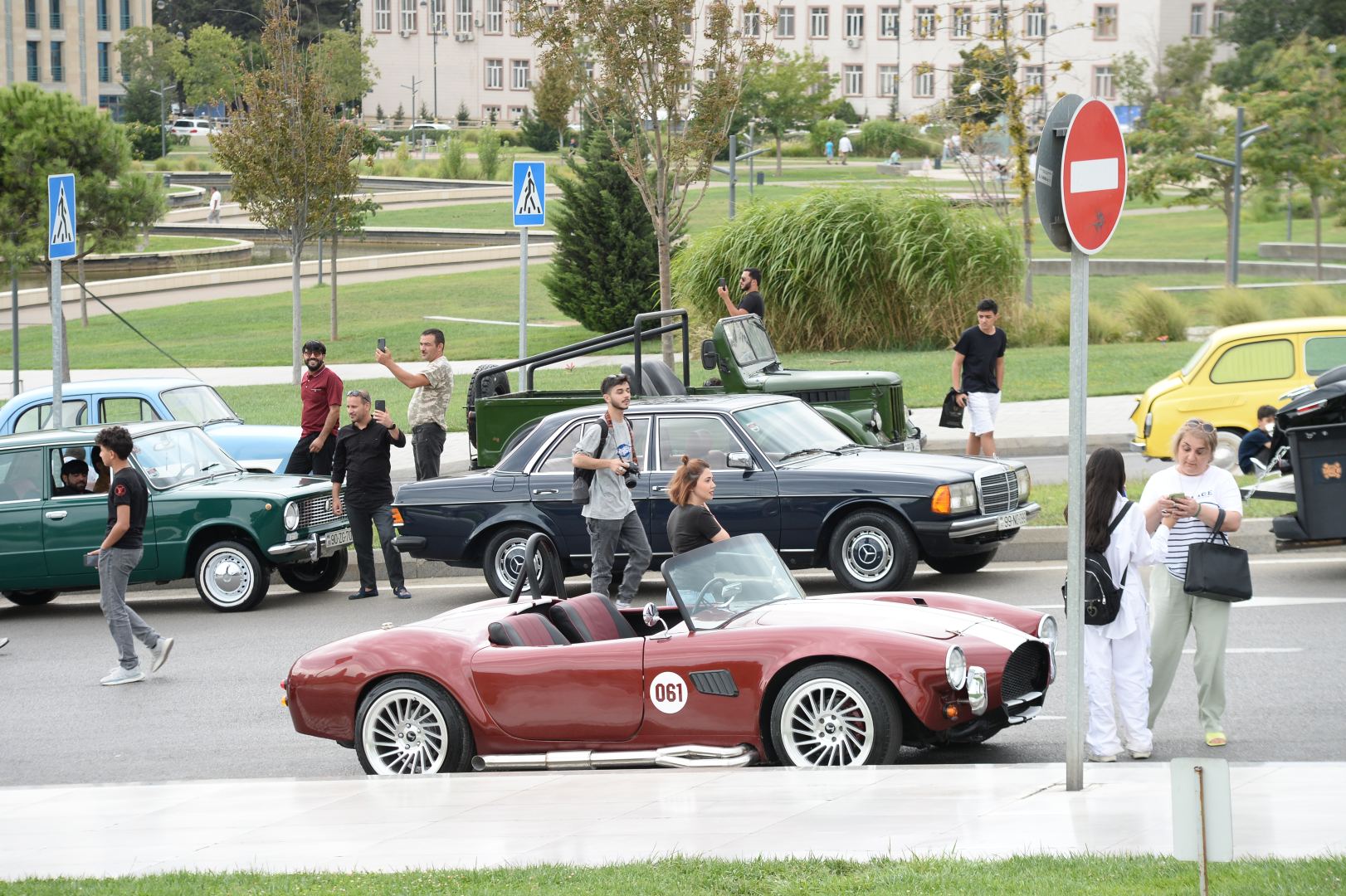 Перед Центром Гейдара Алиева прошла выставка классических автомобилей (ФОТО)