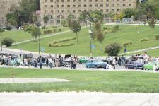 Перед Центром Гейдара Алиева прошла выставка классических автомобилей (ФОТО)