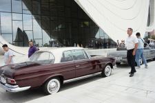 Перед Центром Гейдара Алиева прошла выставка классических автомобилей (ФОТО)