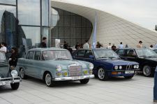 Перед Центром Гейдара Алиева прошла выставка классических автомобилей (ФОТО)