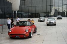 Перед Центром Гейдара Алиева прошла выставка классических автомобилей (ФОТО)