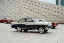 Перед Центром Гейдара Алиева прошла выставка классических автомобилей (ФОТО)