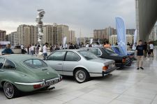 Перед Центром Гейдара Алиева прошла выставка классических автомобилей (ФОТО)