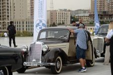 Перед Центром Гейдара Алиева прошла выставка классических автомобилей (ФОТО)