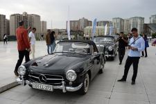 Перед Центром Гейдара Алиева прошла выставка классических автомобилей (ФОТО)