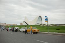 Перед Центром Гейдара Алиева прошла выставка классических автомобилей (ФОТО)