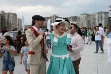 Перед Центром Гейдара Алиева прошла выставка классических автомобилей (ФОТО)