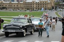 Перед Центром Гейдара Алиева прошла выставка классических автомобилей (ФОТО)