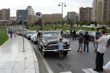 Перед Центром Гейдара Алиева прошла выставка классических автомобилей (ФОТО)