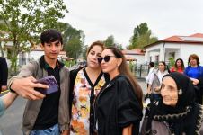 Президент Ильхам Алиев и Первая леди Мехрибан Алиева ознакомились с работой, проделанной в селе Забух Лачинского района, и встретились с жителями (ФОТО/ВИДЕО)