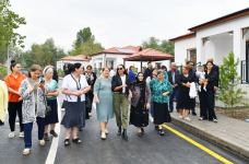 Президент Ильхам Алиев и Первая леди Мехрибан Алиева ознакомились с работой, проделанной в селе Забух Лачинского района, и встретились с жителями (ФОТО/ВИДЕО)