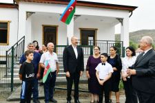 Президент Ильхам Алиев и Первая леди Мехрибан Алиева ознакомились с работой, проделанной в селе Забух Лачинского района, и встретились с жителями (ФОТО/ВИДЕО)