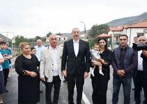 Президент Ильхам Алиев и Первая леди Мехрибан Алиева ознакомились с работой, проделанной в селе Забух Лачинского района, и встретились с жителями (ФОТО/ВИДЕО)