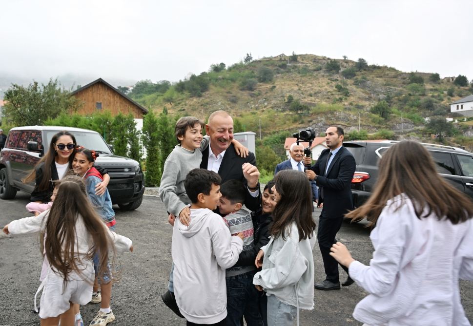 Президент Ильхам Алиев и Первая леди Мехрибан Алиева приняли участие в праздничных торжествах "День города Лачин" (ФОТО/ВИДЕО)