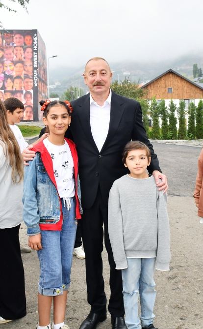 Президент Ильхам Алиев и Первая леди Мехрибан Алиева приняли участие в праздничных торжествах "День города Лачин" (ФОТО/ВИДЕО)