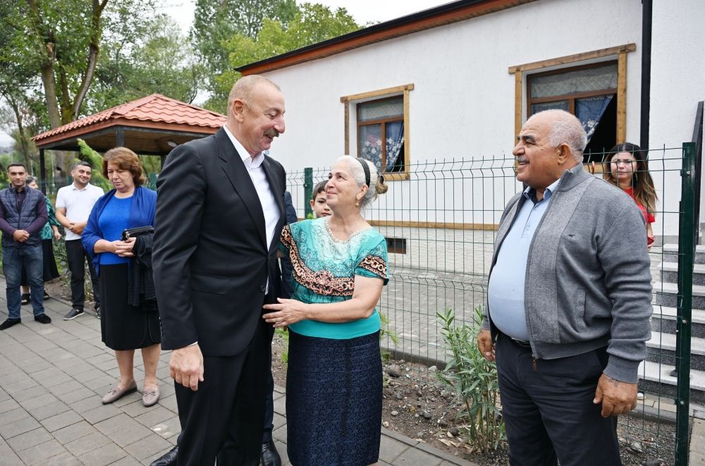 Президент Ильхам Алиев и Первая леди Мехрибан Алиева ознакомились с работой, проделанной в селе Забух Лачинского района, и встретились с жителями (ФОТО/ВИДЕО)