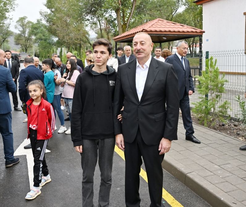 Президент Ильхам Алиев и Первая леди Мехрибан Алиева ознакомились с работой, проделанной в селе Забух Лачинского района, и встретились с жителями (ФОТО/ВИДЕО)