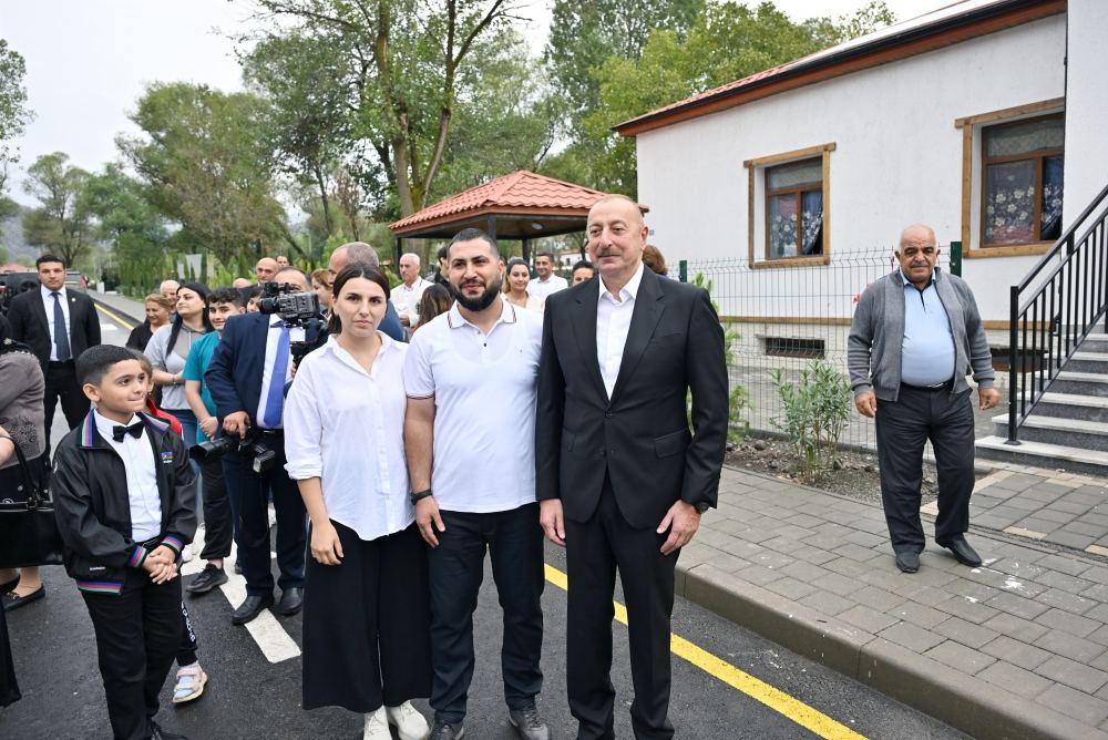 Президент Ильхам Алиев и Первая леди Мехрибан Алиева ознакомились с работой, проделанной в селе Забух Лачинского района, и встретились с жителями (ФОТО/ВИДЕО)