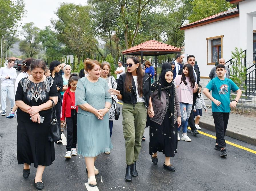 Президент Ильхам Алиев и Первая леди Мехрибан Алиева ознакомились с работой, проделанной в селе Забух Лачинского района, и встретились с жителями (ФОТО/ВИДЕО)
