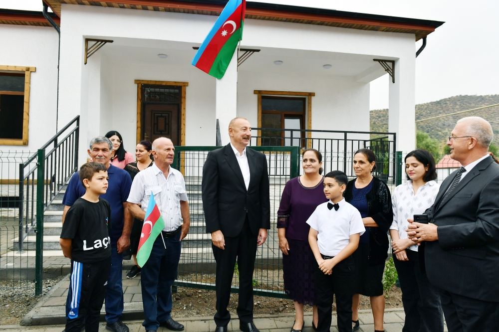 Президент Ильхам Алиев и Первая леди Мехрибан Алиева ознакомились с работой, проделанной в селе Забух Лачинского района, и встретились с жителями (ФОТО/ВИДЕО)
