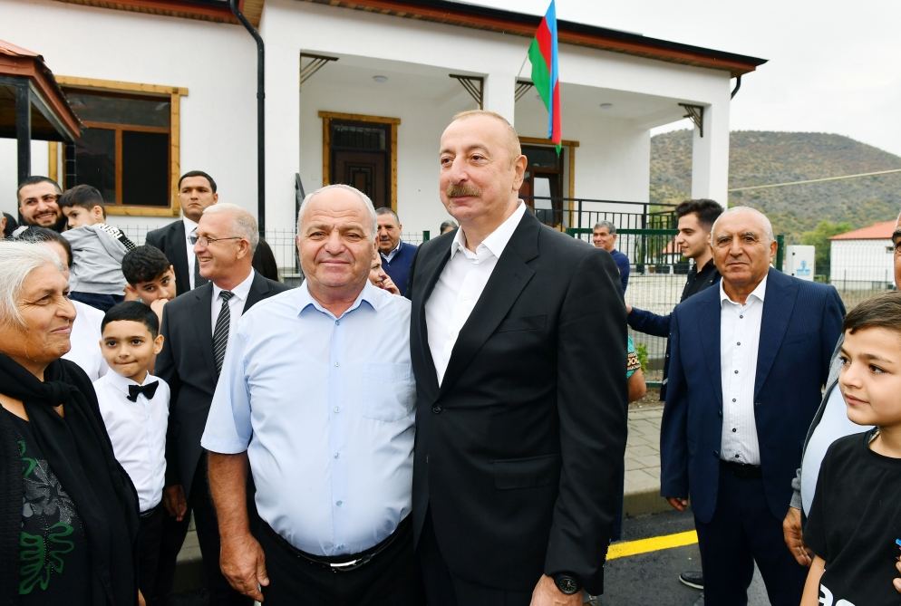 Президент Ильхам Алиев и Первая леди Мехрибан Алиева ознакомились с работой, проделанной в селе Забух Лачинского района, и встретились с жителями (ФОТО/ВИДЕО)