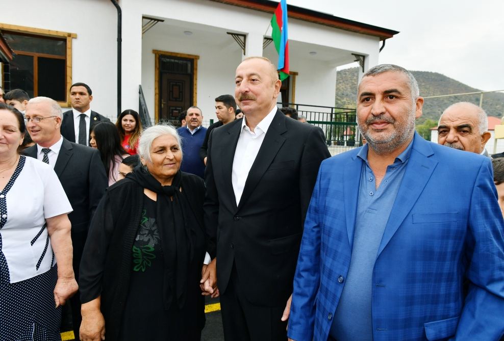 Президент Ильхам Алиев и Первая леди Мехрибан Алиева ознакомились с работой, проделанной в селе Забух Лачинского района, и встретились с жителями (ФОТО/ВИДЕО)