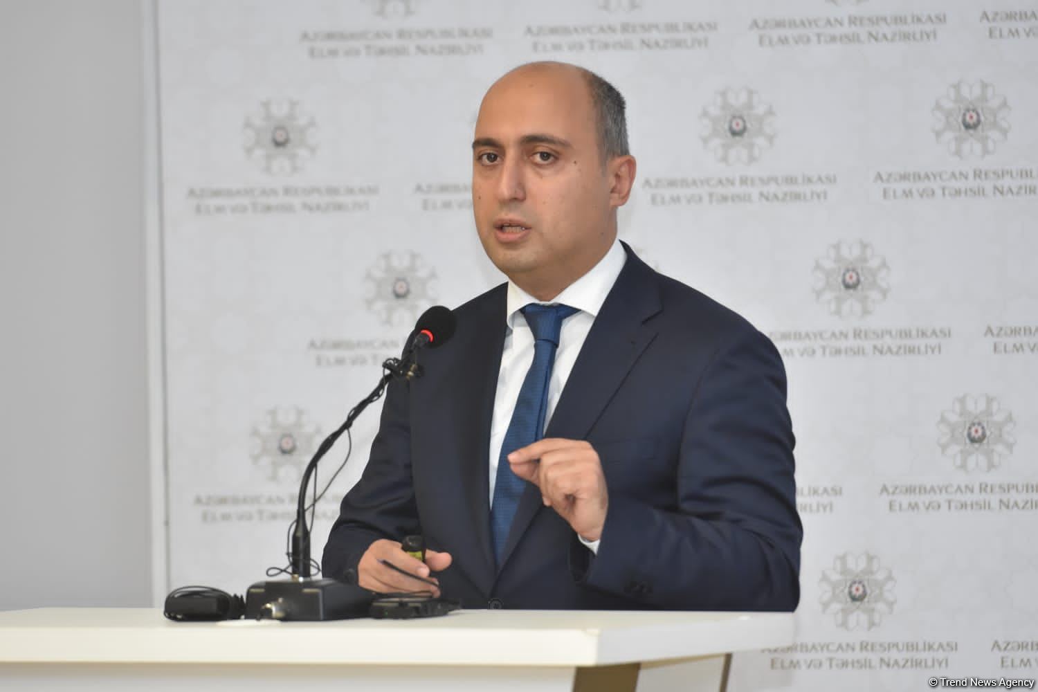 Эмин Амруллаев об использовании учащимися мобильных телефонов в школе