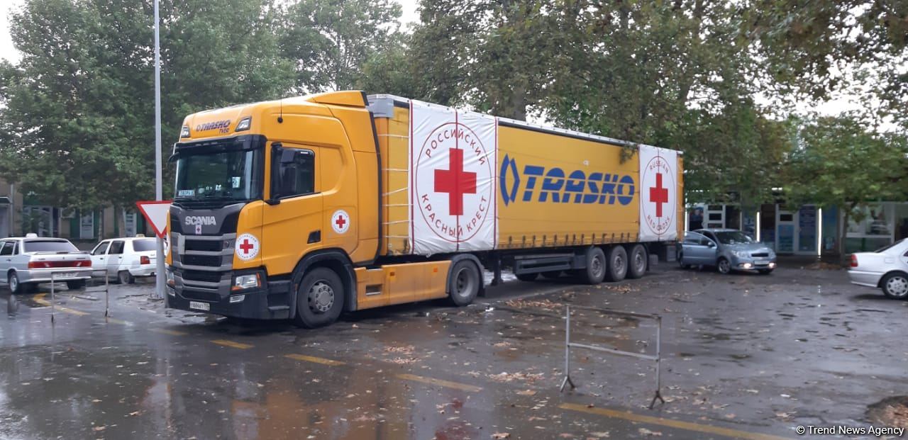 Грузовик с продовольствием из России второй день стоит в Барде (ФОТО)