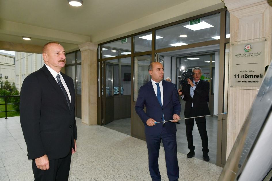 Президент Ильхам Алиев принял участие в открытии нового здания полной средней школы номер 11 города Хырдалан (ФОТО/ВИДЕО)