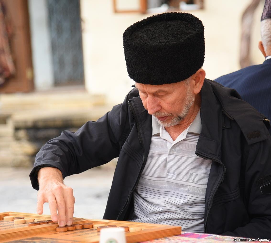 В старинной части Баку - Ичери шехер стартовал турнир по нардам среди ветеранов (ФОТО)