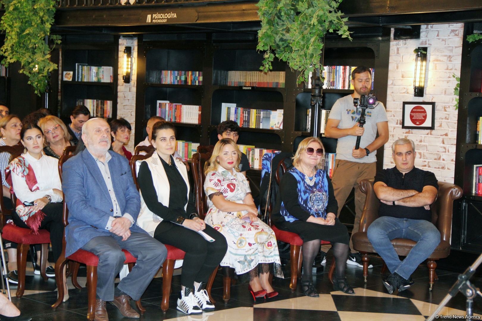 В Баку состоялась интересная презентация книги сказок Фидан Алакбарли "Семь принцесс" (ФОТО)
