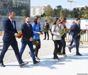 Государственные и общественные деятели Азербайджана продолжают посещать Парк Победы (ФОТО)