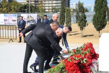 Государственные и общественные деятели Азербайджана продолжают посещать Парк Победы (ФОТО)