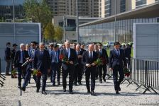 Государственные и общественные деятели Азербайджана продолжают посещать Парк Победы (ФОТО)