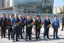 Государственные и общественные деятели Азербайджана продолжают посещать Парк Победы (ФОТО)