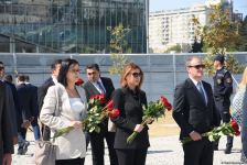 Государственные и общественные деятели Азербайджана продолжают посещать Парк Победы (ФОТО)