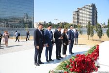 Государственные и общественные деятели Азербайджана продолжают посещать Парк Победы (ФОТО)