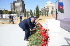 Государственные и общественные деятели Азербайджана продолжают посещать Парк Победы (ФОТО)