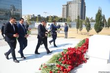 Государственные и общественные деятели Азербайджана продолжают посещать Парк Победы (ФОТО)