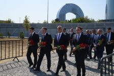 Государственные и общественные деятели Азербайджана продолжают посещать Парк Победы (ФОТО)