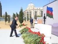 Государственные и общественные деятели Азербайджана продолжают посещать Парк Победы (ФОТО)