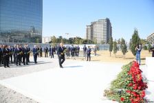 Государственные и общественные деятели Азербайджана продолжают посещать Парк Победы (ФОТО)