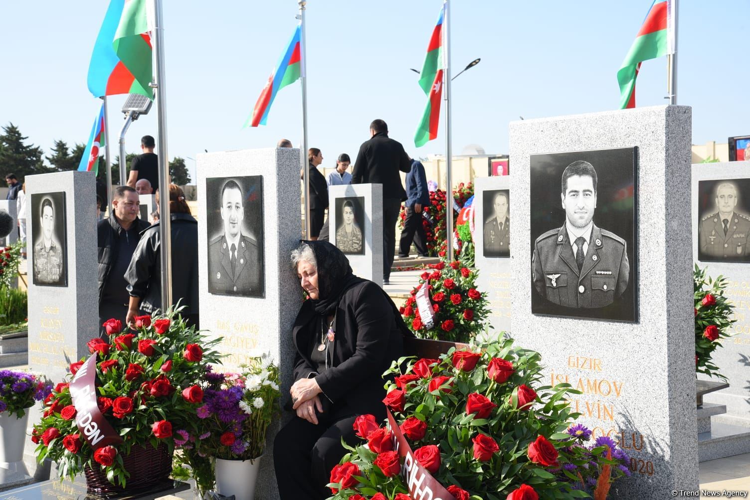 Азербайджанский народ чтит память шехидов Отечественной войны (ФОТО)