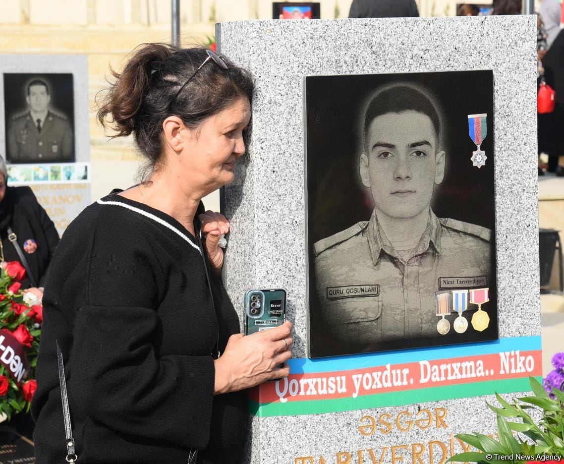 Азербайджанский народ чтит память шехидов Отечественной войны (ФОТО)