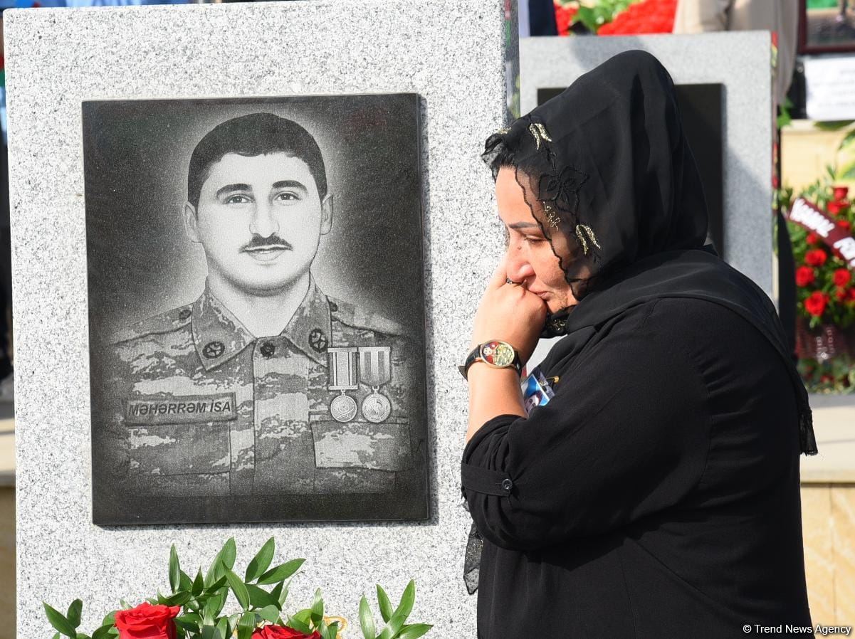 Азербайджанский народ чтит память шехидов Отечественной войны (ФОТО)
