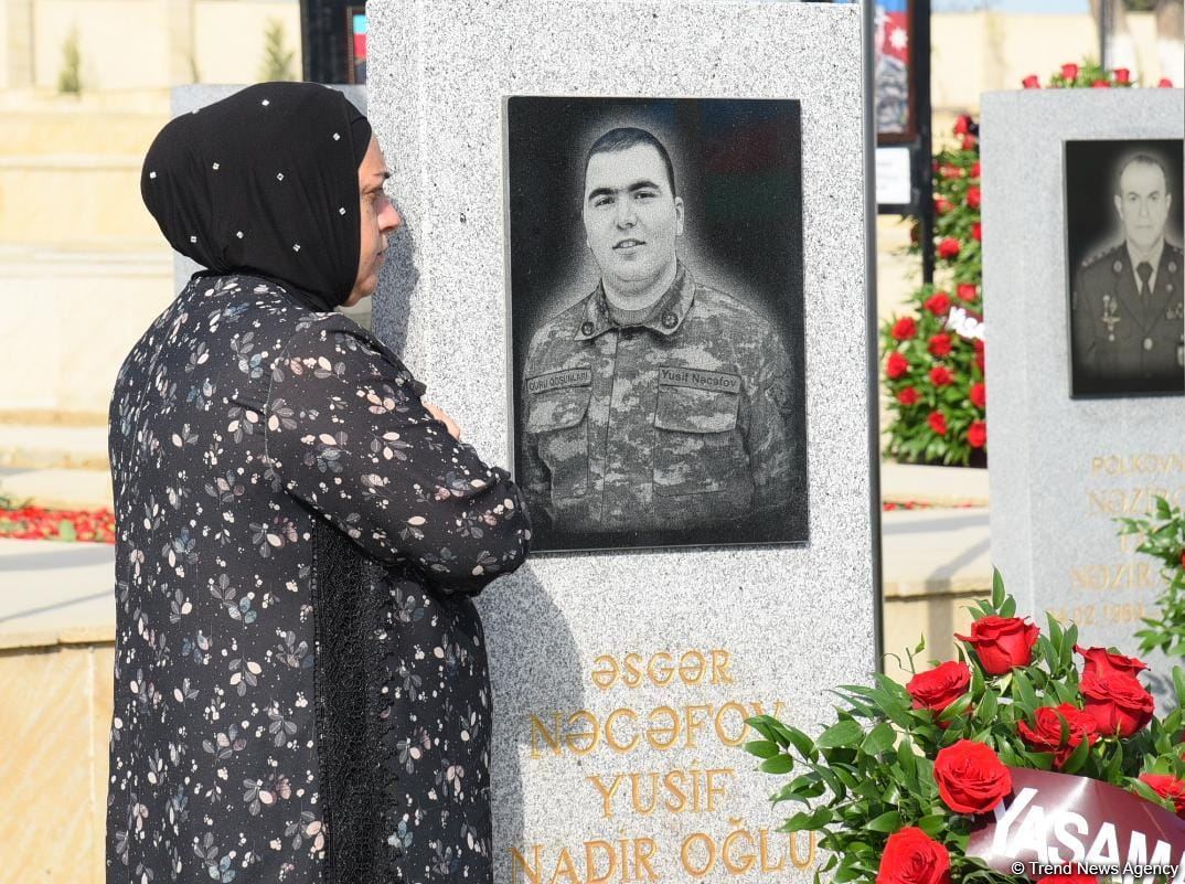 Азербайджанский народ чтит память шехидов Отечественной войны (ФОТО)