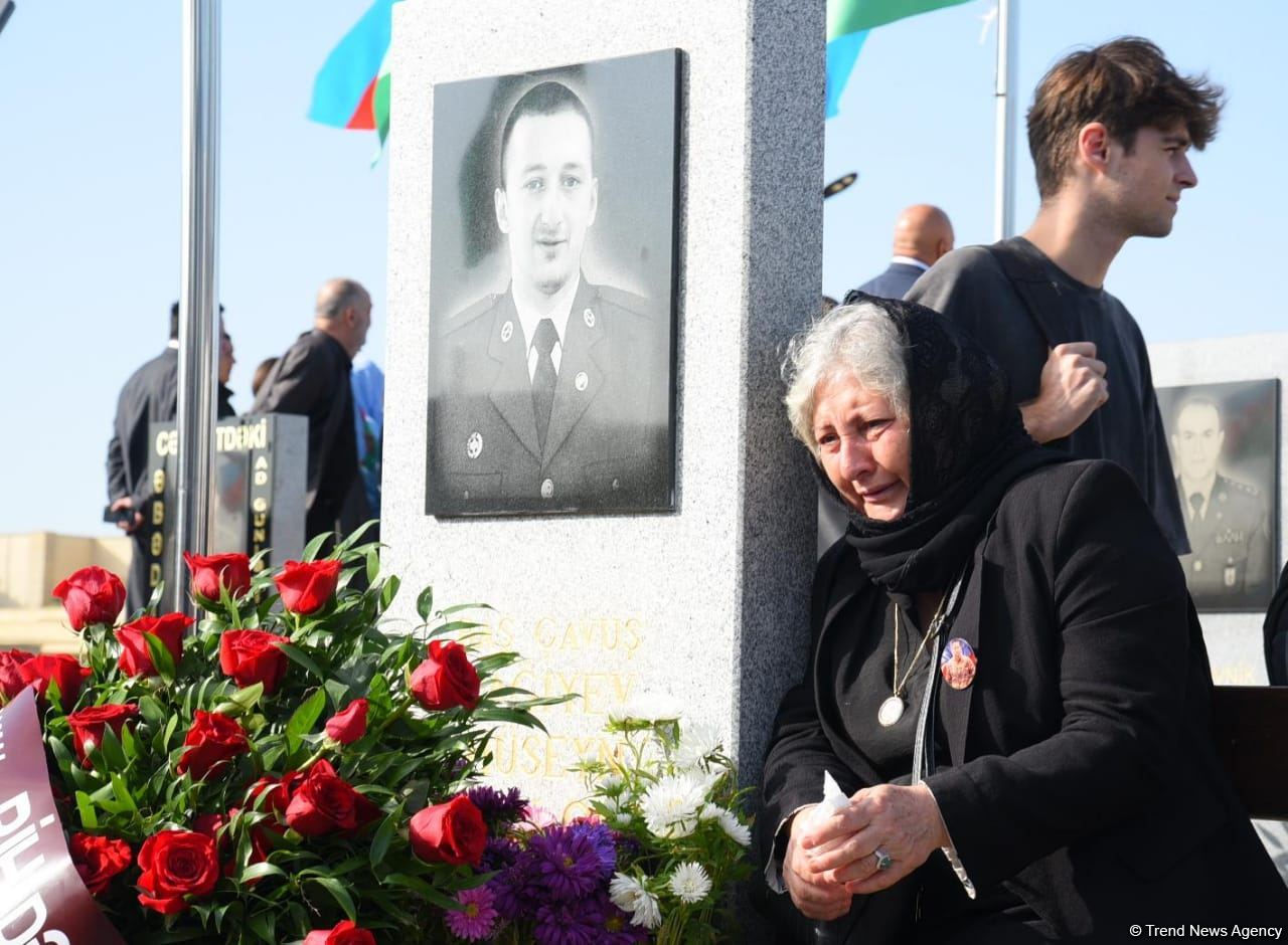 Азербайджанский народ чтит память шехидов Отечественной войны (ФОТО)