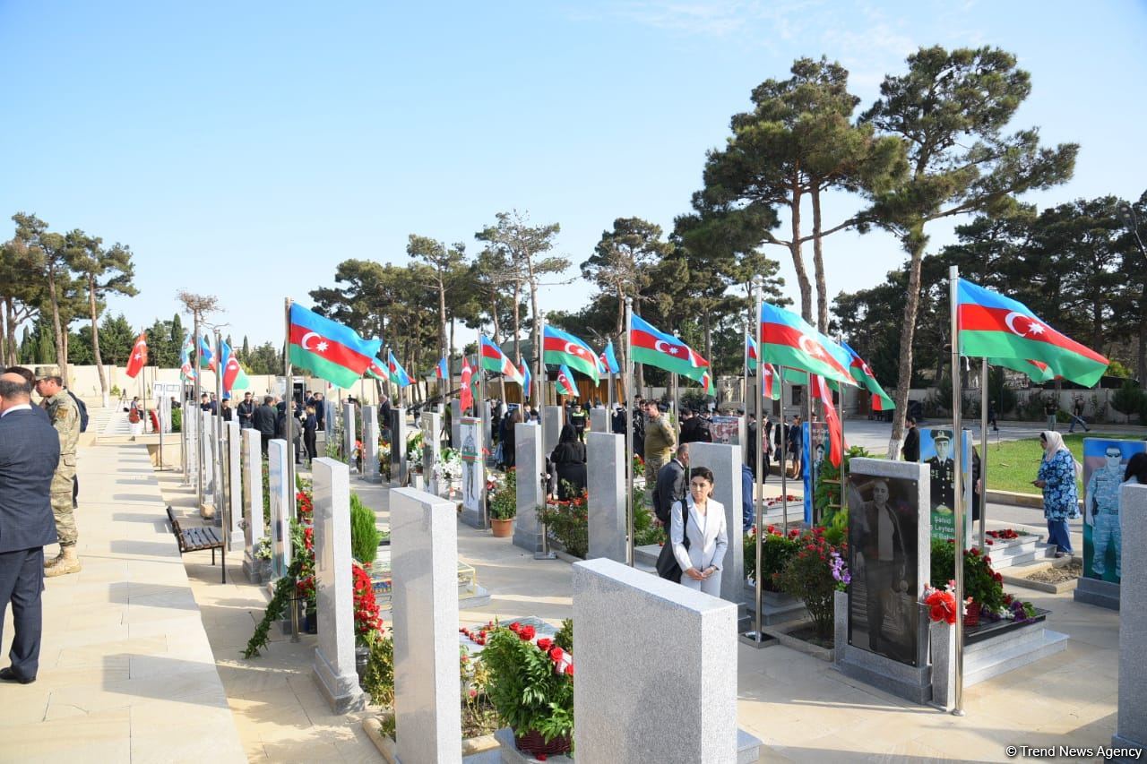 Азербайджанский народ чтит память шехидов Отечественной войны (ФОТО)