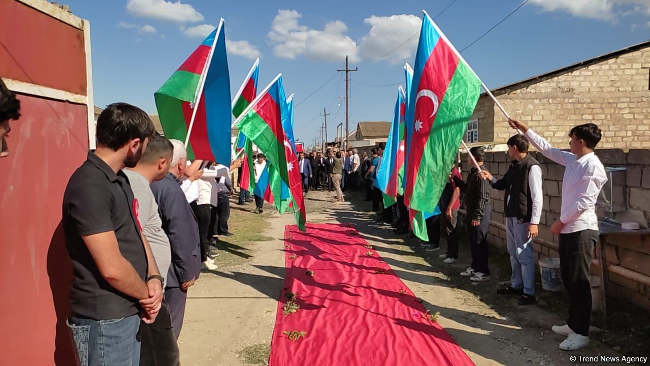 Останки пропавшего без вести 30 лет назад азербайджанского военнослужащего похоронили в Сальяне (ФОТО/ВИДЕО)